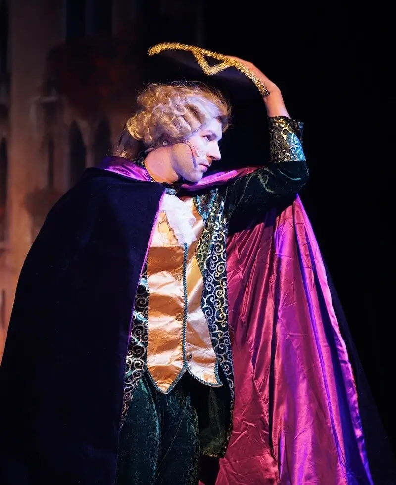 Um homem interpretando um papel no teatro
