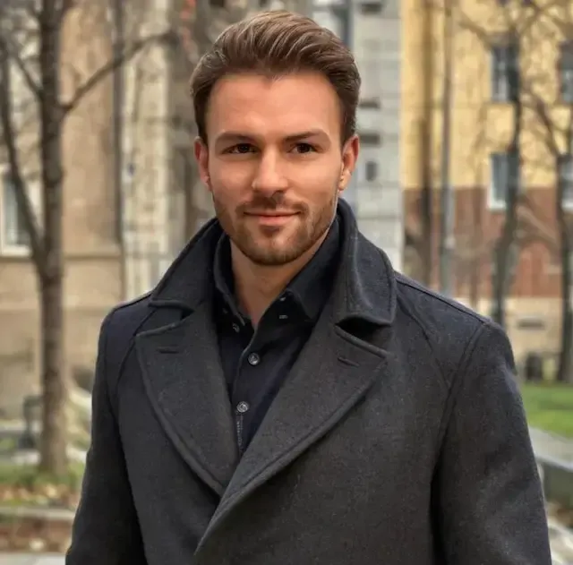 Un uomo con un cappotto nero elegante