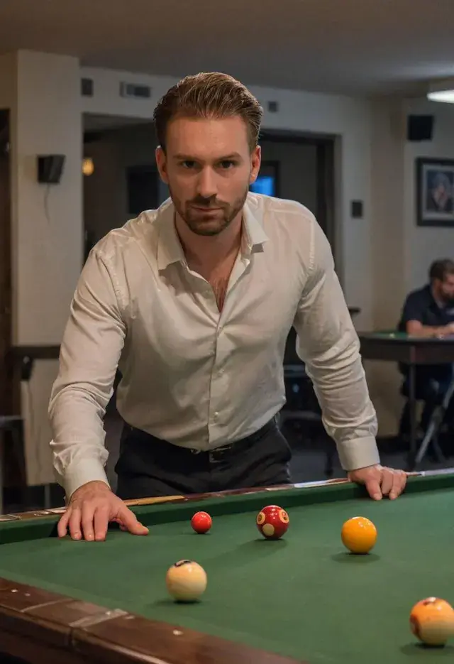 Ein Mann beim Billardspielen